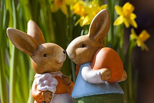 two ceramic easter rabbit decors
