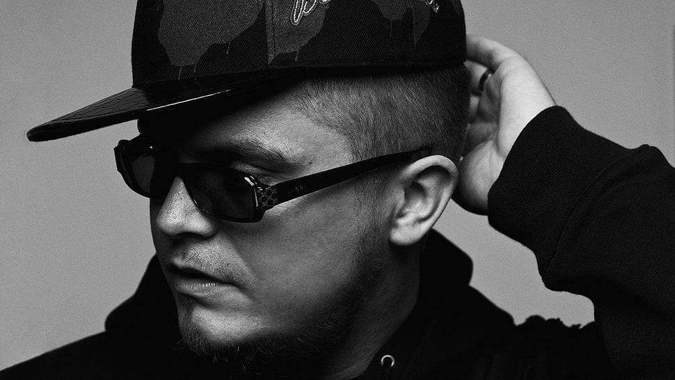 man wearing sunglasses and cap HD wallpaper