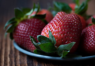 closeup photography of strawberries in plate