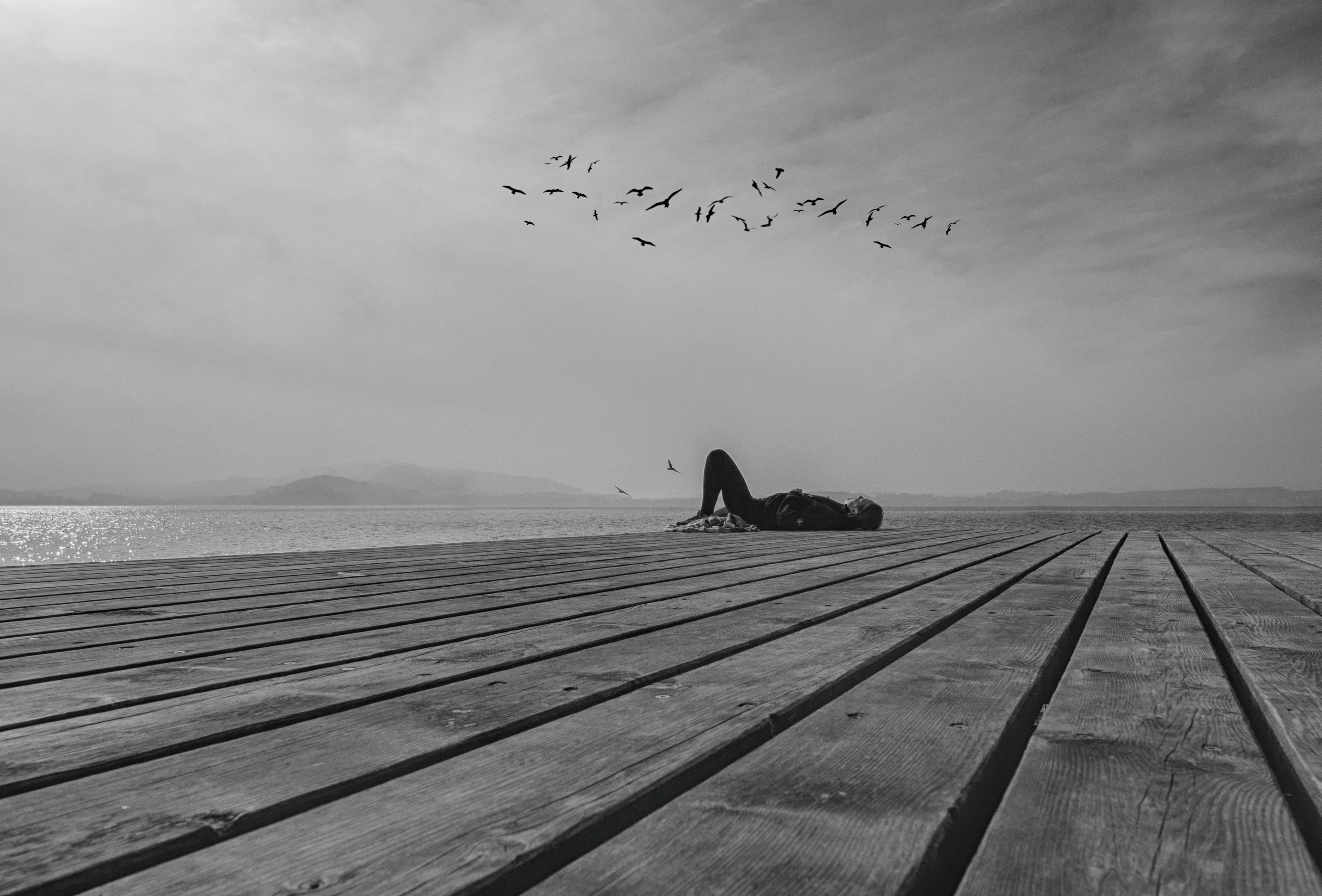 Черное белое фото грустное. Это одиночество. Одинокое море. Это грусть. Грусть одиночество.