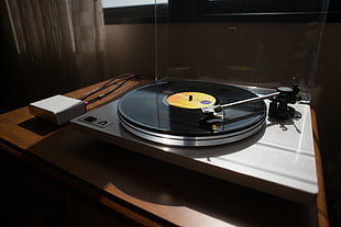 shallow focus photography of brown and black vinyl record player