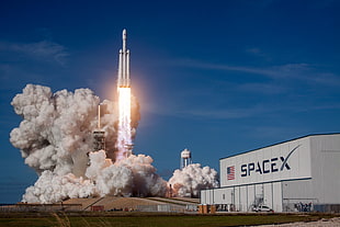 white rocket ship, SpaceX, rocket, launch pads, Falcon Heavy
