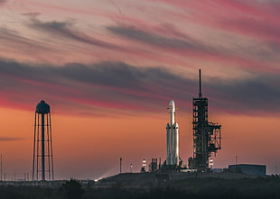 white spacecraft, SpaceX, rocket, launch pads, Falcon Heavy HD wallpaper