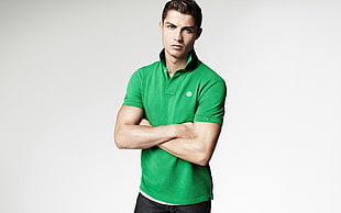 man wearing green polo shirt HD wallpaper