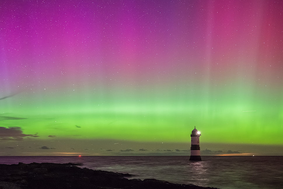 white and black lighthouse under Aurora Borealis, penmon, anglesey HD wallpaper