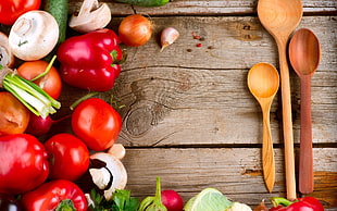 three brown wooden ladle near tomatoes and red bell pepper