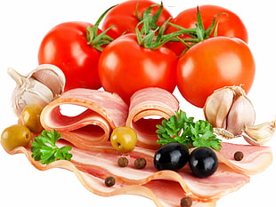 bacon with red tomatoes, black and green olives and garlic cloves HD wallpaper