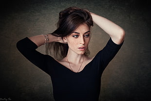 woman wearing black v-neck elbow-sleeved shirt