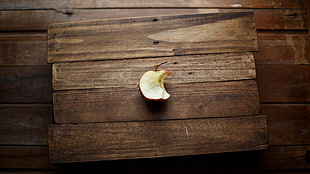 apple fruit, wood, wooden surface, fruit, apples HD wallpaper