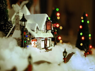 white and green snowy 3-storey house figurine HD wallpaper