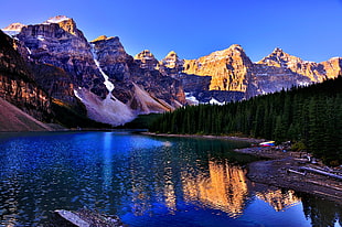 rocky mountain near body of water and forest during daytime HD wallpaper