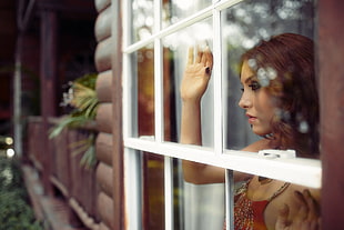 woman peeping on the window HD wallpaper