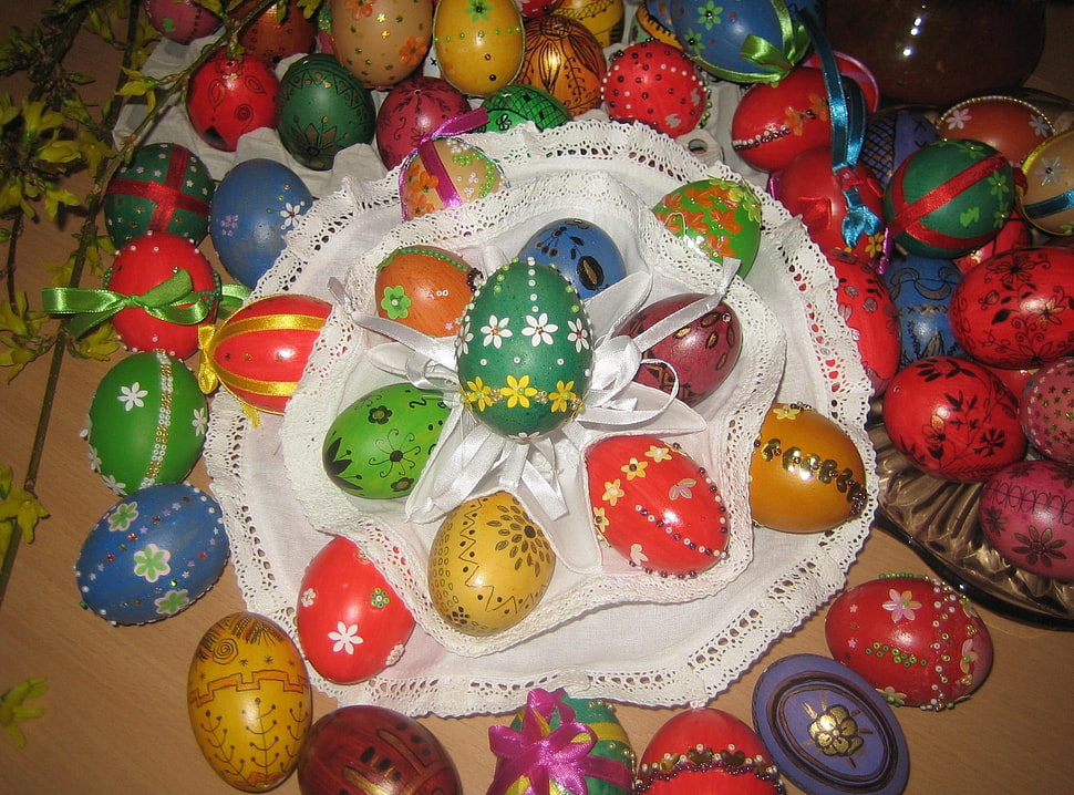 Easter eggs on white textile HD wallpaper