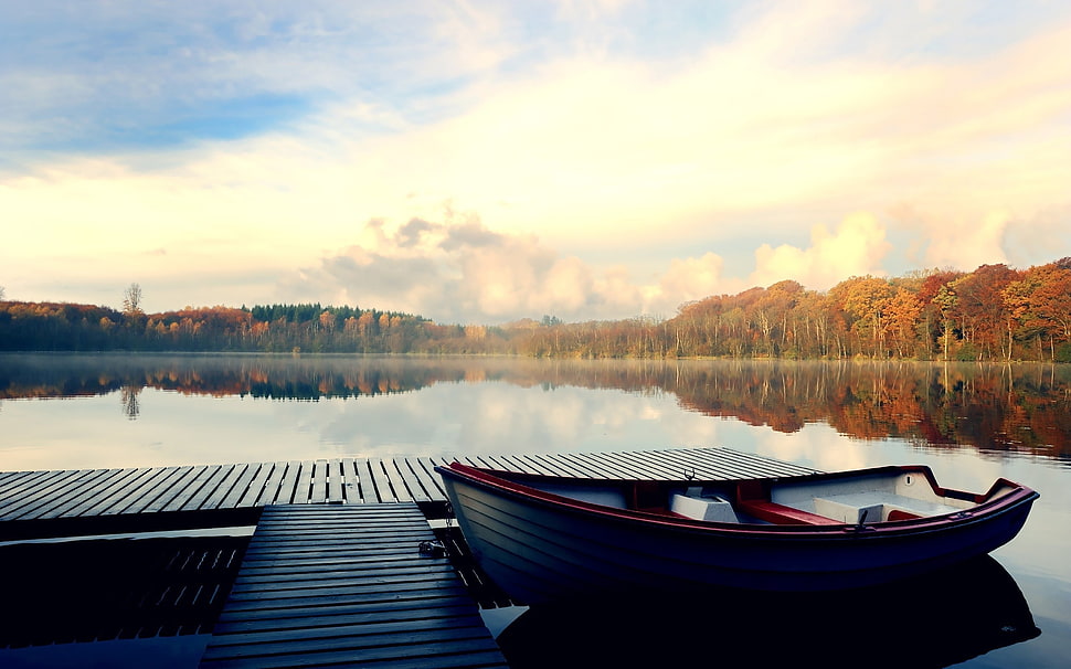 red and gray canoe near gray wooden dock during daytime HD wallpaper