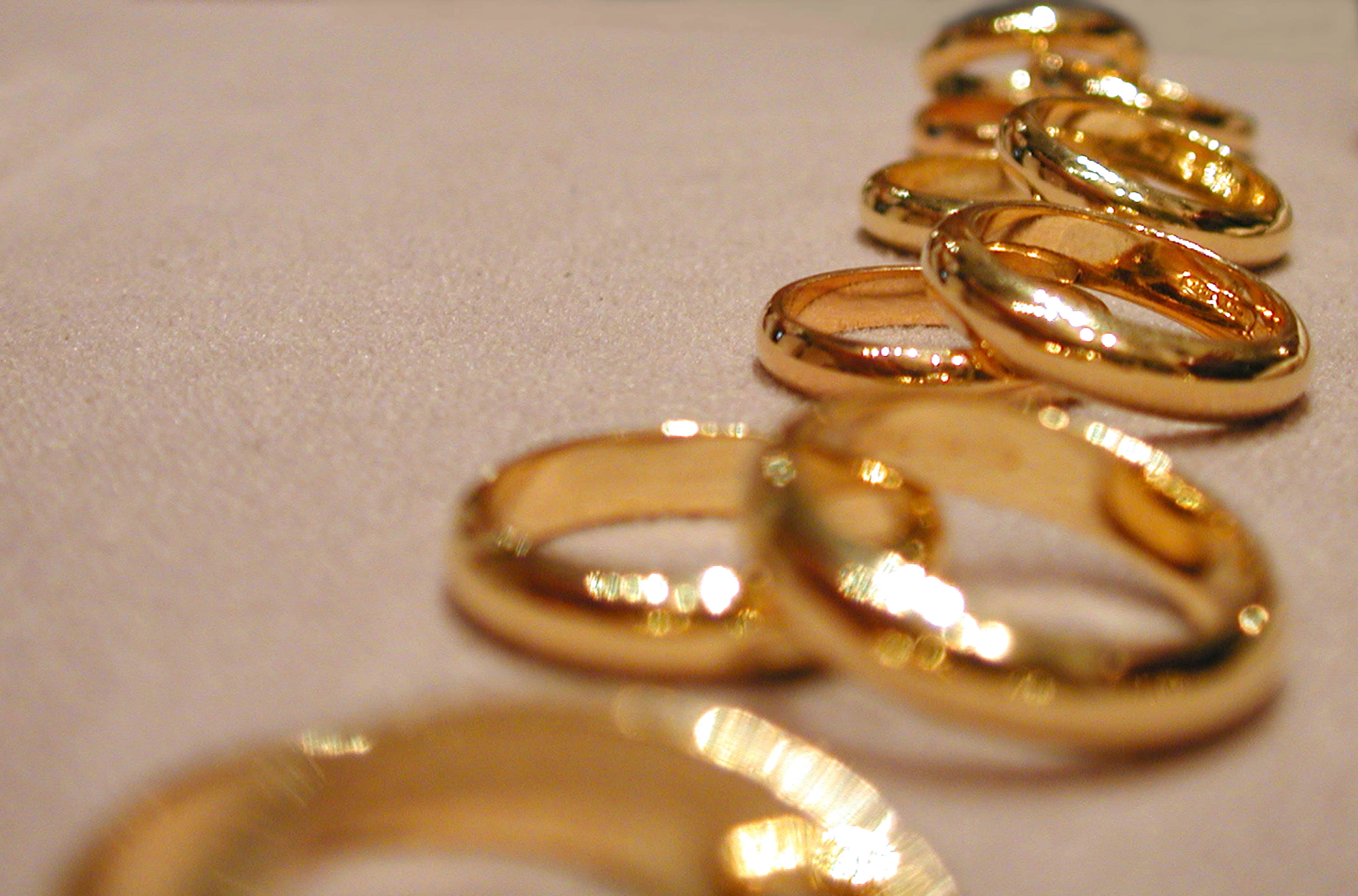 Красивое золото фото. Обручальное кольцо. Обручальные кольца много. Кольца на свадьбу. Красивое золото.