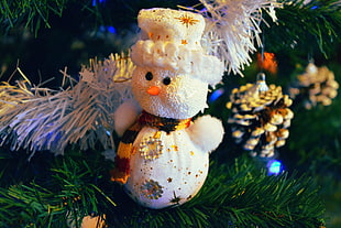 Snowman ornament hanged on Christmas tree HD wallpaper