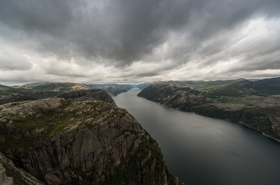 top view of a mountain under the cloudy sky HD wallpaper