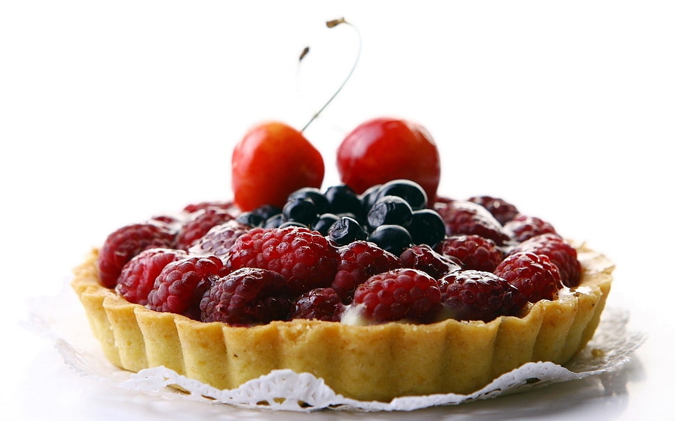 cupcake with red berries toppings HD wallpaper