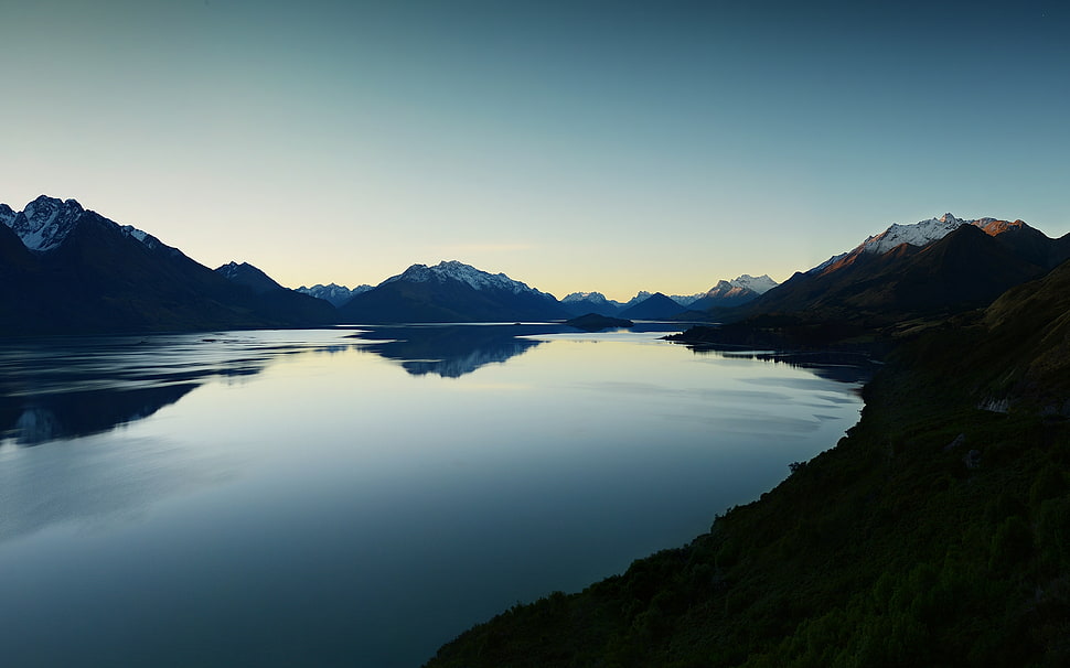 lake surrounded by mountains during sunrise HD wallpaper