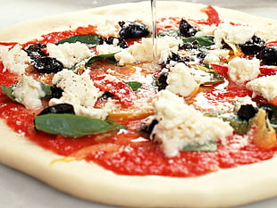 closeup photo of whole pizza