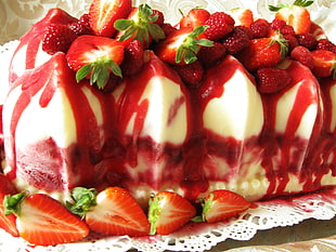 vanilla cake with strawberry toppings HD wallpaper