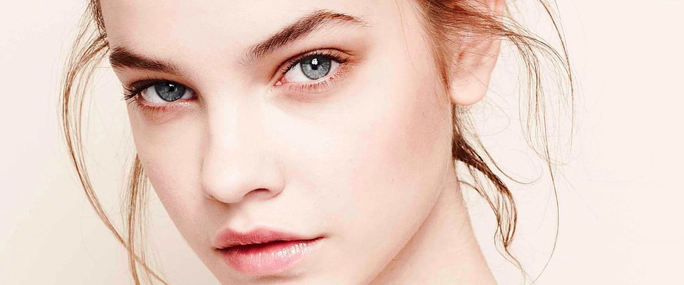 woman's face in close up HD wallpaper