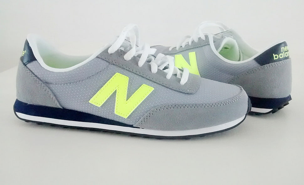 pair of gray-and-green New Balance running shoes HD wallpaper