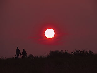 silhoutte of man and woman during sun set HD wallpaper