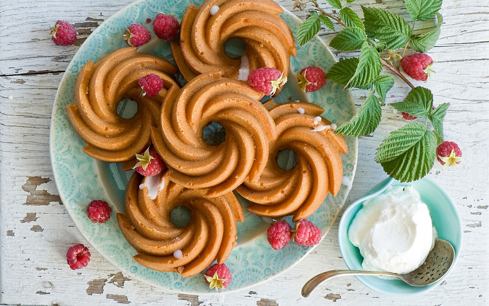 five cookies on teal ceramic plate HD wallpaper