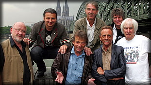 seven men taking groupie near near during daytime HD wallpaper