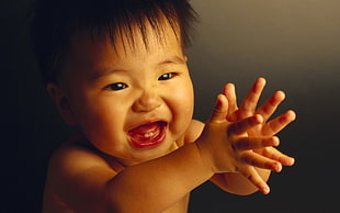 baby clapping his hand while smiling HD wallpaper