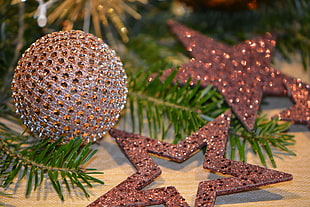 closeup photography of brown and star ornament