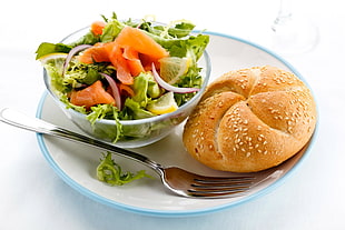 round bread and salad HD wallpaper