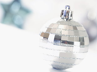 close-up photography of bauble
