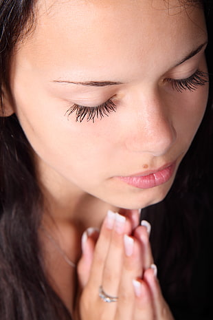 woman praying HD wallpaper