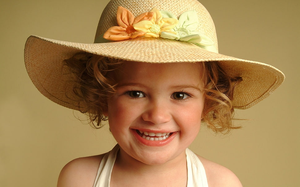 smiling girl in brown sunhat HD wallpaper