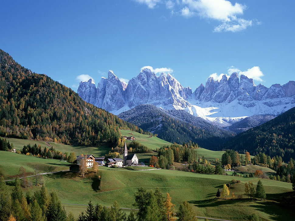 green and gray mountains during daytime HD wallpaper