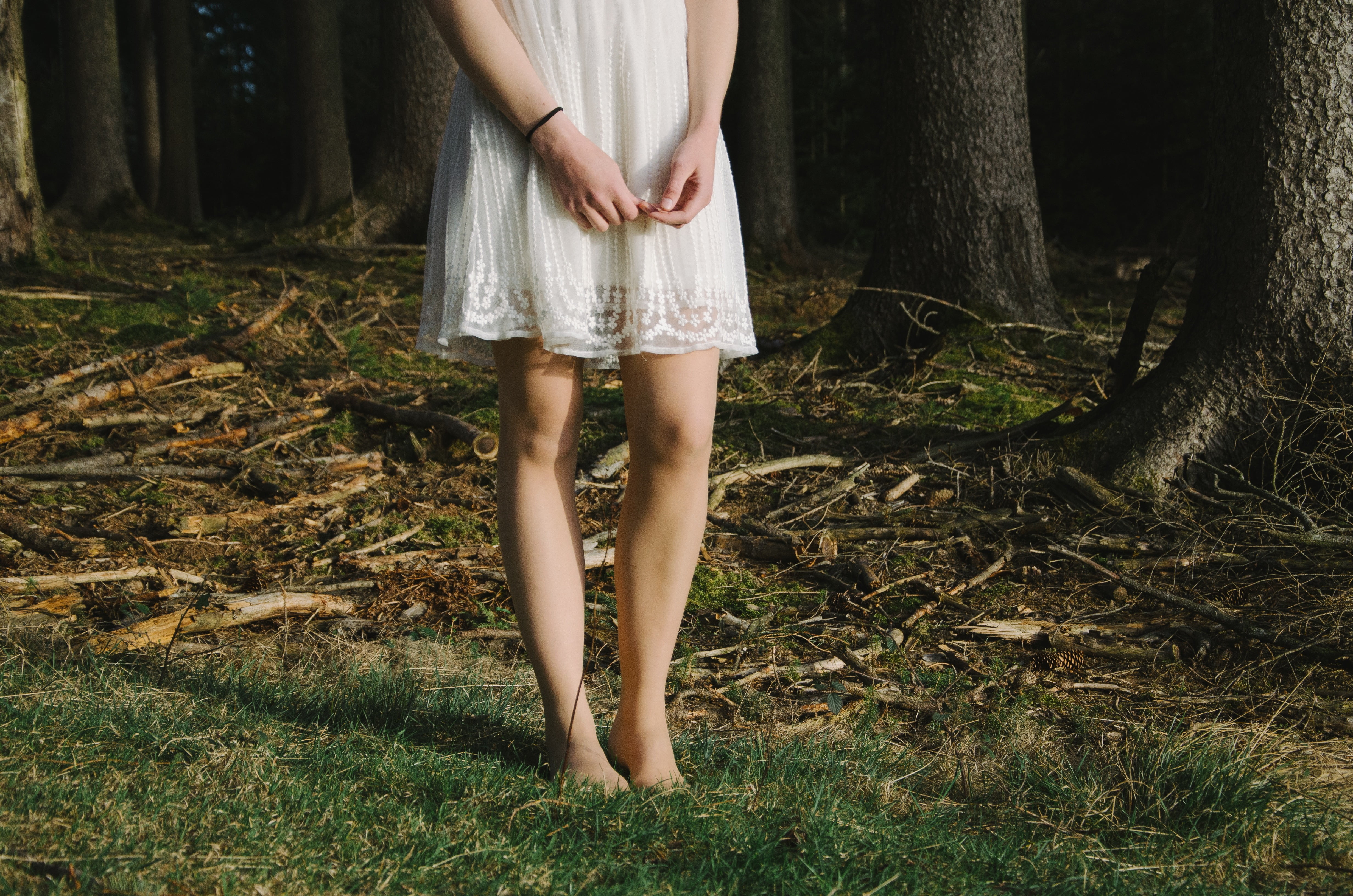 Красивые ноги в платье. Босиком в лесу. Босая в платье. Босые девушки в лесу. Девочка в лесу.
