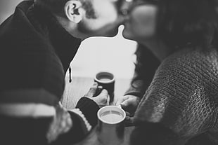 greyscale of man and woman kissing HD wallpaper