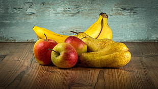 three apples, two Pears, and banana fruits HD wallpaper