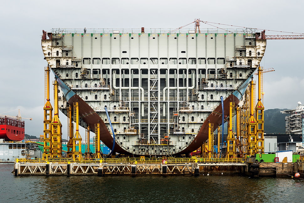 red and white concrete building, ship, shipyard, dock, construction HD wallpaper