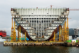 red and white concrete building, ship, shipyard, dock, construction HD wallpaper