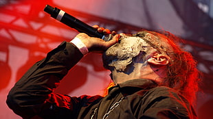 Slipknot vocalist singing on stage