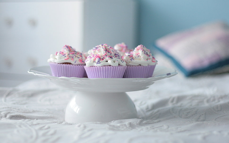 white ceramic food tray with cupcakes selective focus photography HD wallpaper