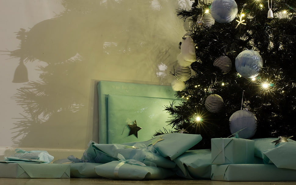Christmas tree with blue gift boxes HD wallpaper