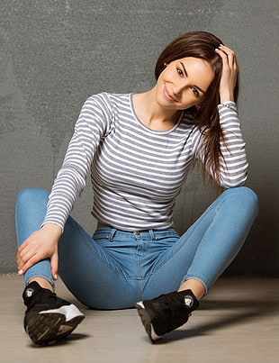 woman wearing blue jeans HD wallpaper