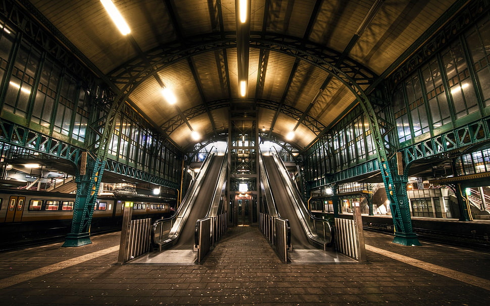 two brown escalators, subway HD wallpaper