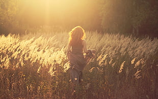 woman wearing gray clothes walking towards brown grass fields HD wallpaper