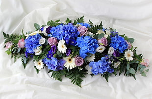 blue and white flower arrangement decor