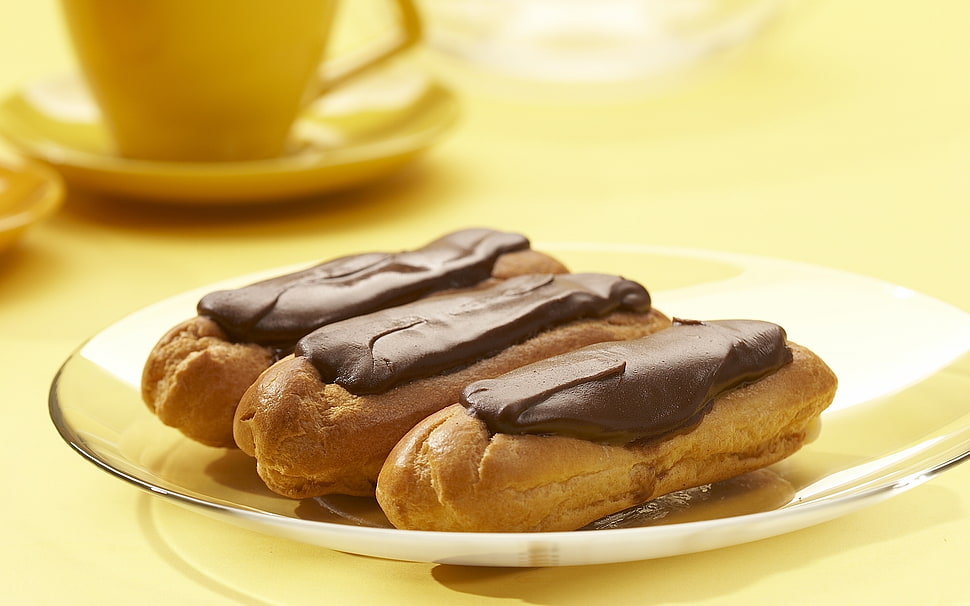 cooked pastry on round clear glass plate HD wallpaper